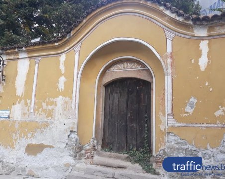 COVID-19 превърна ремонта на Жълтото училище в Пловдив в сага без край