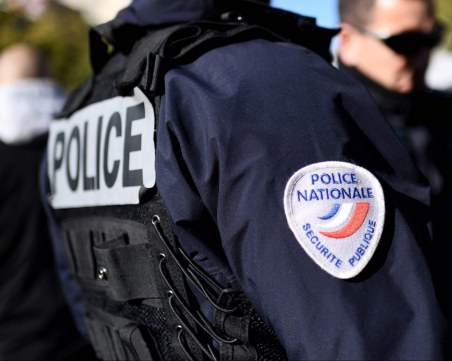 Мъж облечен като нинджа, рани полицайки във Франция
