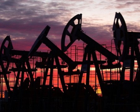 Петролът поскъпва и започва да възстановява позициите си след спада