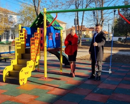В Първенец изградиха нова детска площадка по проект