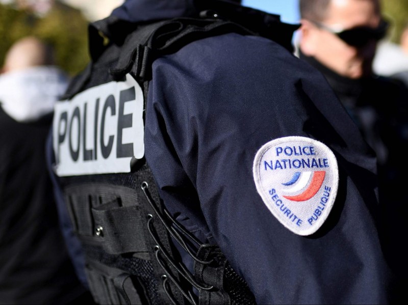 Мъж облечен като нинджа, рани полицайки във Франция