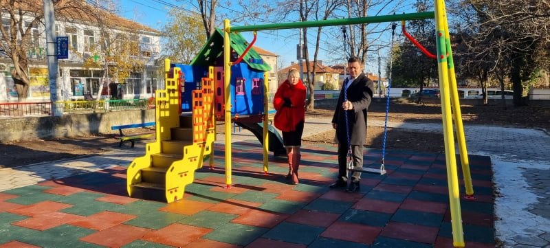 Детска площадка с модерни съоръжения за игра вече радва децата