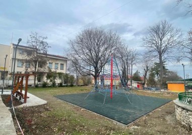 Кметът на община Родопи Павел Михайлов посети новопостроената детска площадка