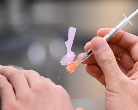 Абсурд: Мъж опита да се ваксинира в силиконова фалшива ръка