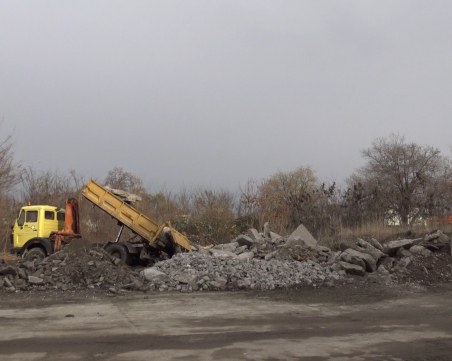 Фирмата, изсипваща тоновe строителни материали: Това е временно депо, не сметище