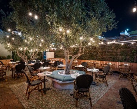 Ресторантьорите: Зеленият сертификат да отпадне при консумация на открито