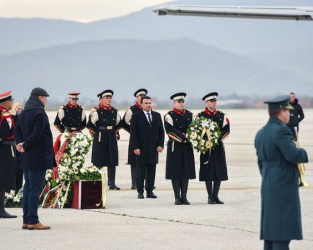 В Скопие отдадоха почит пред тленните останки на жертвите от изгорелия автобус на 