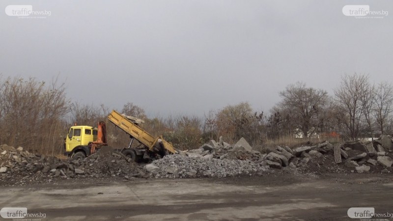Фирмата, изсипваща тоновe строителни материали: Това е временно депо, не сметище