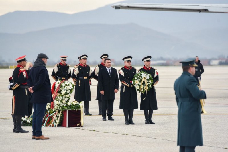В Скопие отдадоха почит пред тленните останки на жертвите от изгорелия автобус на 