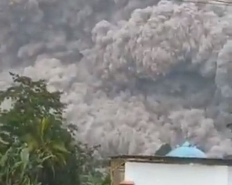 Евакуация в индонезийски остров заради изригване на вулкан