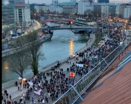 Хиляди на протест в Нидерландия и Австрия заради COVID мерките