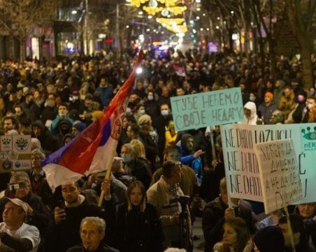 Многохилядни протести и сблъсъци в Сърбия заради готвени промени от президента