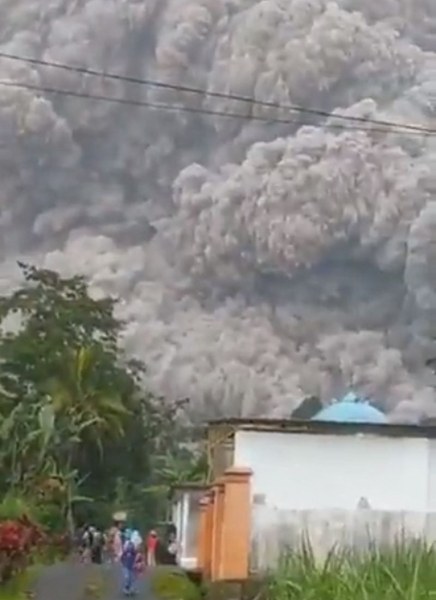 Евакуация в индонезийски остров заради изригване на вулкан
