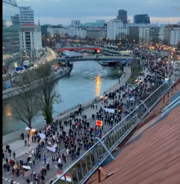 Хиляди на протест в Нидерландия и Австрия заради COVID мерките