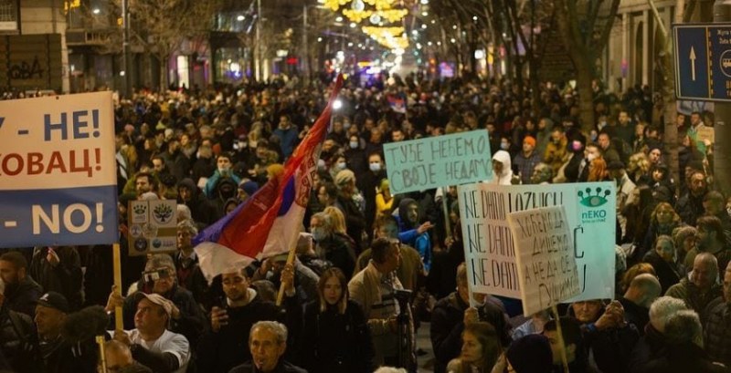 Многохилядни протести и сблъсъци в Сърбия заради готвени промени от президента