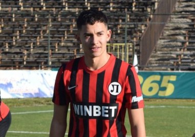 Юношата на Локомотив Иван Сулев дебютира днес в професионалния футбол