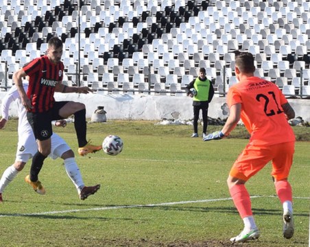 Локо с равенство като гост на Славия