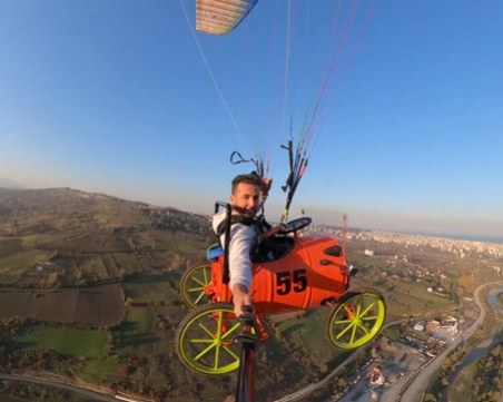 Парапланерист се издигна във въздуха с 