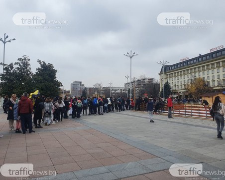 Пловдивчани напълниха Главната, опашка се изви пред ледената пързалка