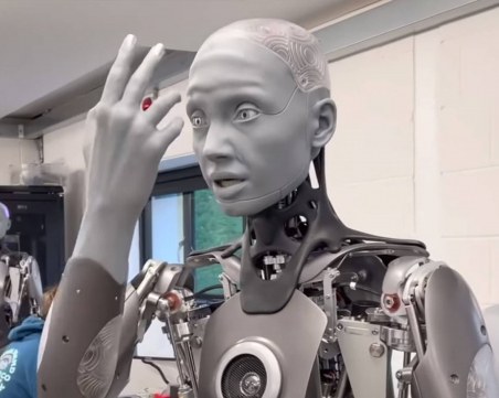 Видео показва робот с плашещо реалистични изражения на лицето