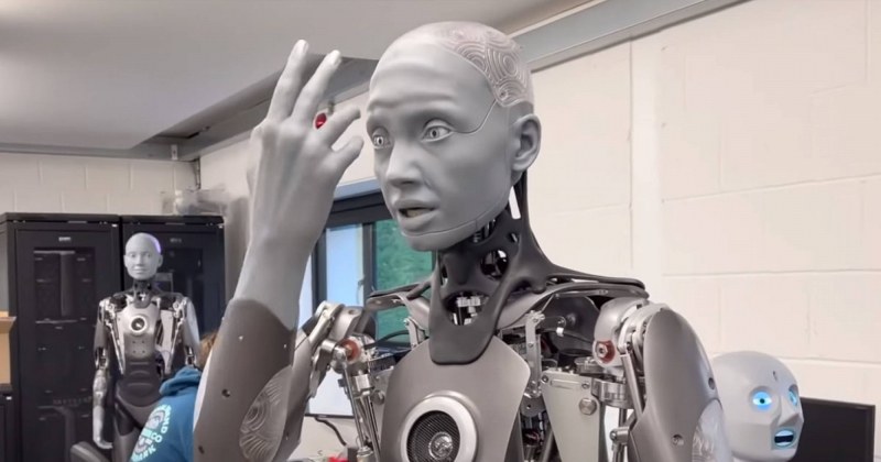 Видео показва робот с плашещо реалистични изражения на лицето