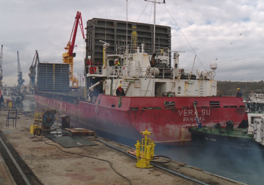 Започна операцията по изваждането на кораба Вера Су на сушата
