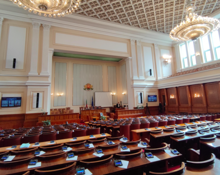 ГЕРБ-СДС искат извънредно заседание на НС заради казуса с вестник 