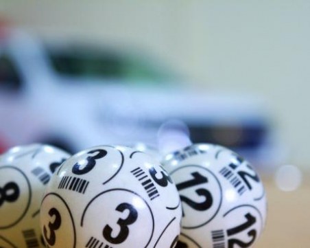 Мъж пусна погрешка два билета за лотарията и спечели и с двата