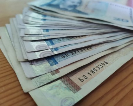 Мъж задигна забравени пари на банково гише в Първомай, арестуваха го