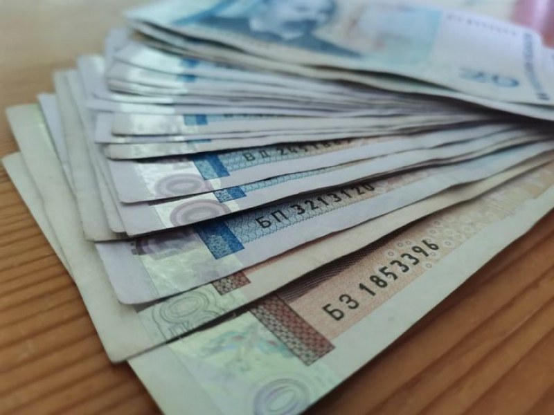Мъж задигна забравени пари на банково гише в Първомай, арестуваха го