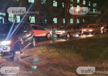За истински ад при паркирането в Смирненски съобщи читател на Trafficnews bg Автомобилите