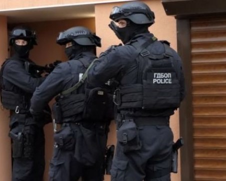 Арестуваха мъж за незаконни схеми при строителството на АМ 