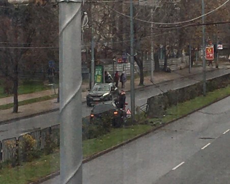 Инцидент в Кючука: Кола помля мантинела, премина в насрещното