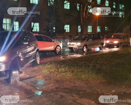 Истински ад за паркиране в Смирненски