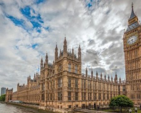 Откриха следи от кокаин на 11 места в британския парламент, след сигнал от местен вестник