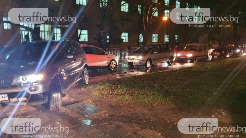 Истински ад за паркиране в Смирненски