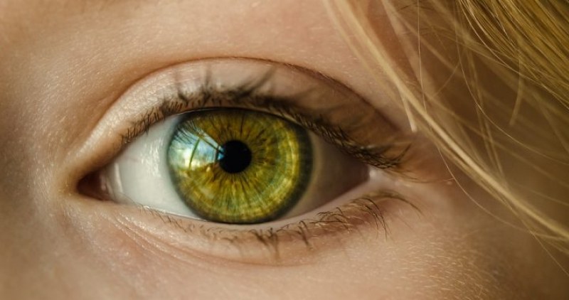 Откриха нови симптоми на COVID, които засягат ушите и очите