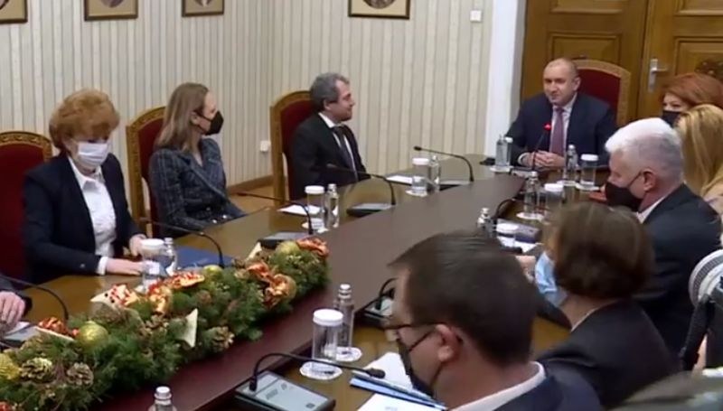 Продължават консултациите на президента Румен Радев с парламентарно представените партии.