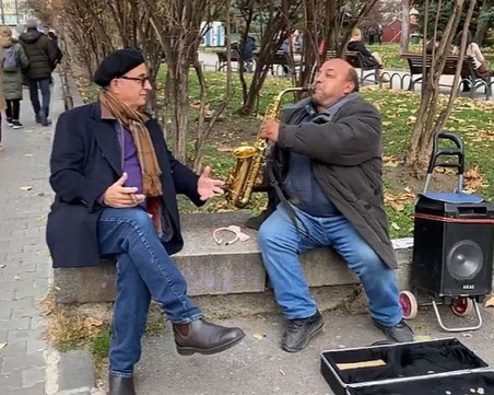 Анди Гарсия се разходи в София, уличен музикант му изсвири 