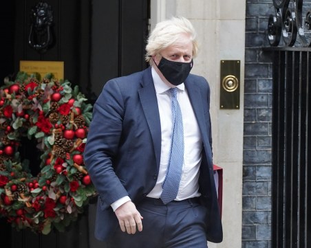 Борис Джонсън обяви по-строги ковид мерки заради Омикрон