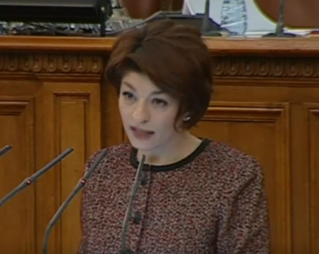 Десислава Атанасова: Зеленият сертификат да отпадне за всички или да стане задължителен и за Народното събрание