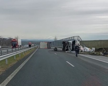 Два камиона се блъснаха на АМ 