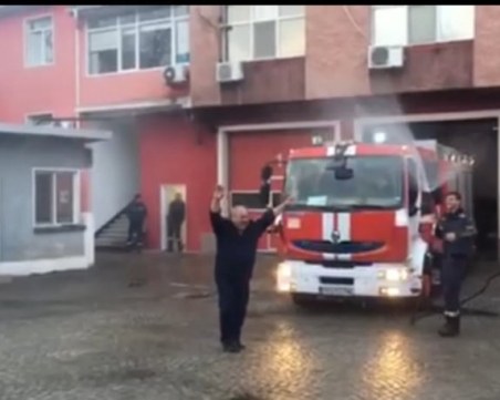 С тържествен вой на пожарни сирени под пръски вода, пожарникарите отбелязаха последното дежурство на свой колега