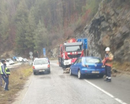 Скали паднаха върху колата на бременна жена в Смолянско