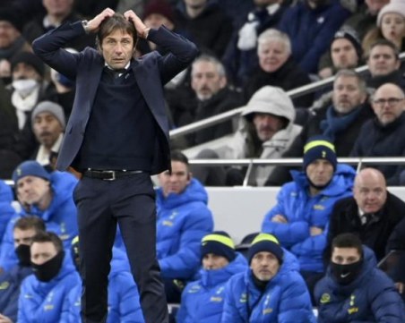 Заразените с COVID-19 в Тотнъм станаха 13, въпреки това няма да отлагат мача им