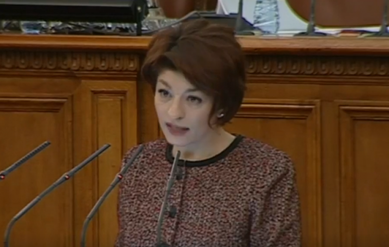 Десислава Атанасова: Зеленият сертификат да отпадне за всички или да стане задължителен и за Народното събрание