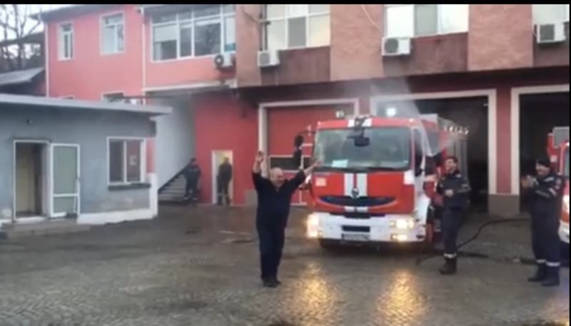 С тържествен вой на пожарни сирени под пръски вода, пожарникарите отбелязаха последното дежурство на свой колега