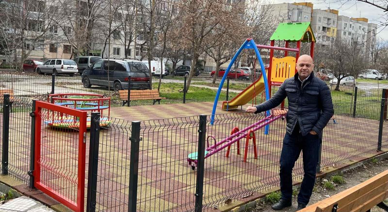 Поредна площадка за игра радва децата на „Тракия”