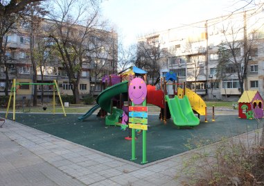 Нова детска площадка бе направена в пространството заключено между улиците