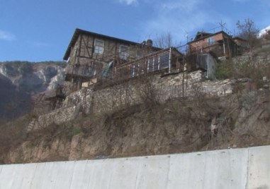 Къщи в Пловдивско може да се срутят заради некачествено пътно